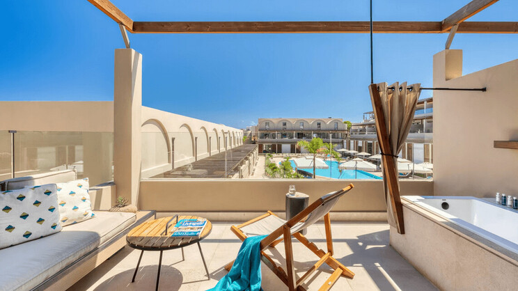 Wellness Loft Pool View with Outdoor Jacuzzi